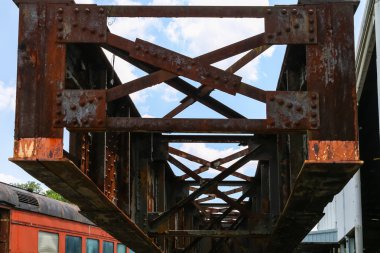 Eski paslı çelik kiriş