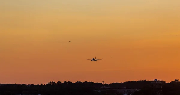 Letadla přistávají na soumraku — Stock fotografie