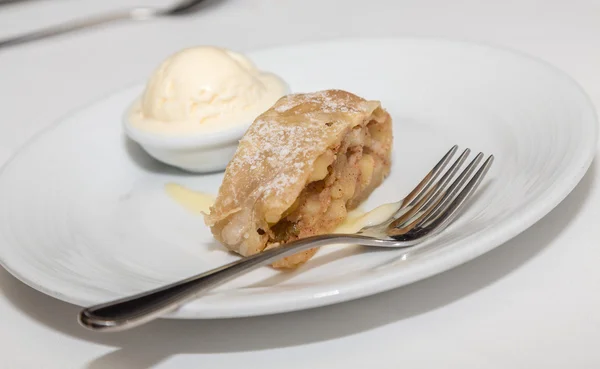 Fourchette avec pâtisserie aux pommes et crème glacée — Photo
