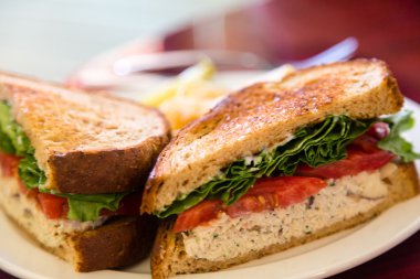 Marul ve domatesli tavuk salatası.