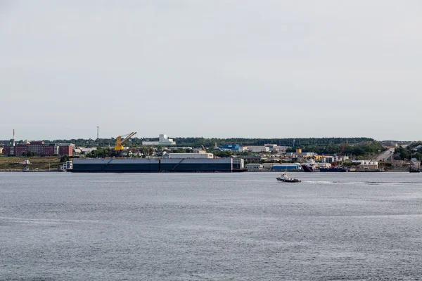 Lotsenboot steuert Industrieküste an — Stockfoto