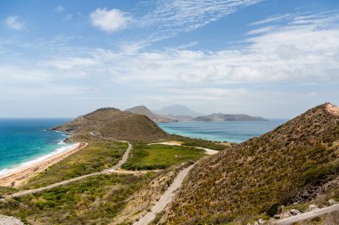 Tepeler üzerinde plajlar boyunca yollar