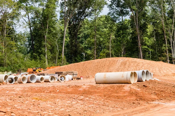 Tuyaux d'égout de ciment sur le chantier de construction — Photo