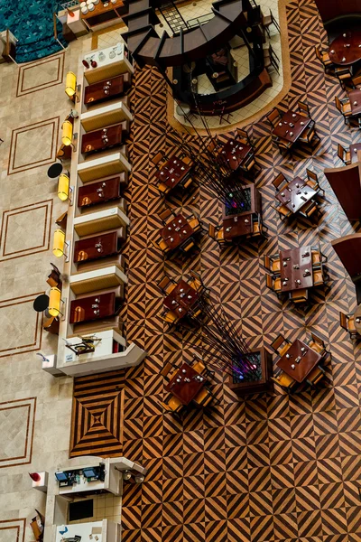 Tables dans le hall de l'hôtel — Photo