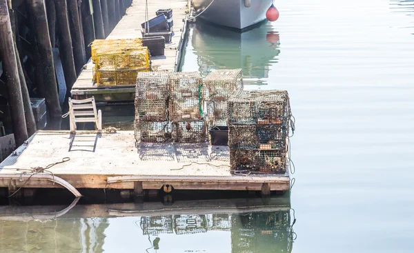 Hummerfallen auf Dock im Hafen — Stockfoto