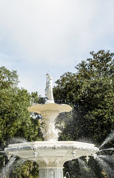 Statyer på fontänen toppen — Stockfoto