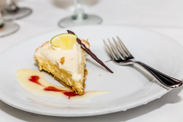 Key Lime Pie z sosem i dekoracji — Zdjęcie stockowe