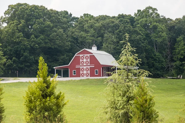 Red Barn and Green Trees — Stock Photo, Image