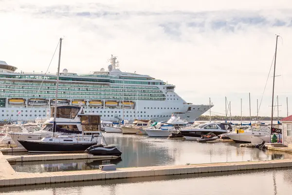 Cruiseschip in Marina — Stockfoto