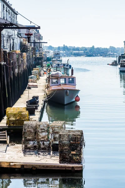 Lobster Capcane Pe Un Dock Însorit — Fotografie, imagine de stoc