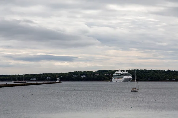 Cruiseschip op grijze dag in de buurt van de vuurtoren — Stockfoto