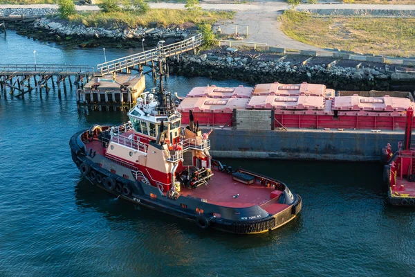 Tugboat by Barge at Pier — Stock Photo, Image