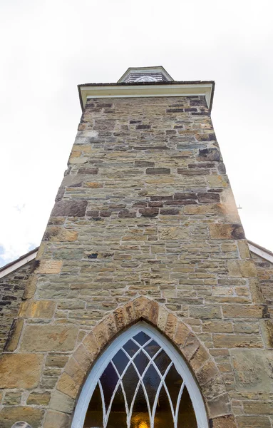 Tour d'église en pierre avec fenêtres cintrées — Photo