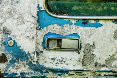 Eski kamyonda soyulması mavi boya
