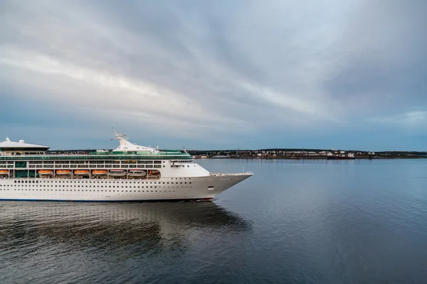 Cruise schip instelling varen onder grijze hemel — Stockfoto