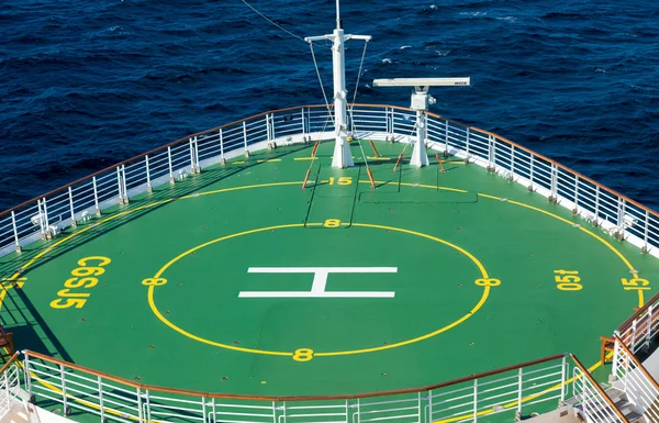 Groene helikopter Pad op de boeg van het schip — Stockfoto