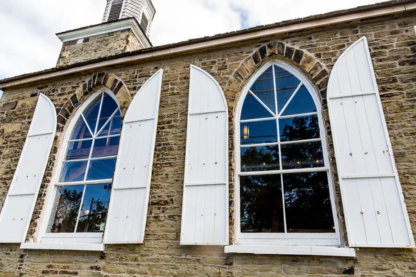 Ventanas arqueadas con persianas blancas — Foto de Stock