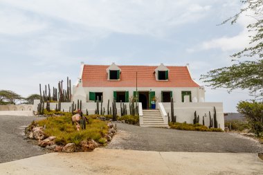 Beyaz sıva ev kırmızı kiremit çatılı