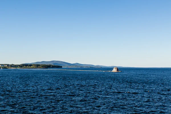 Faro sul molo lungo — Foto Stock