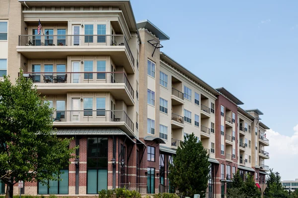 Apartamentos de Ladrillo y Estuco con Balcones — Foto de Stock