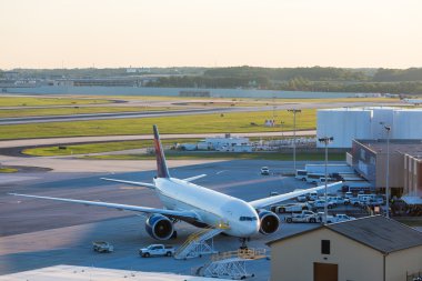 Akşam ışığı içinde park uçak