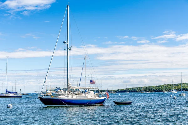 Blauwe en witte Amerikaanse zeilboot — Stockfoto