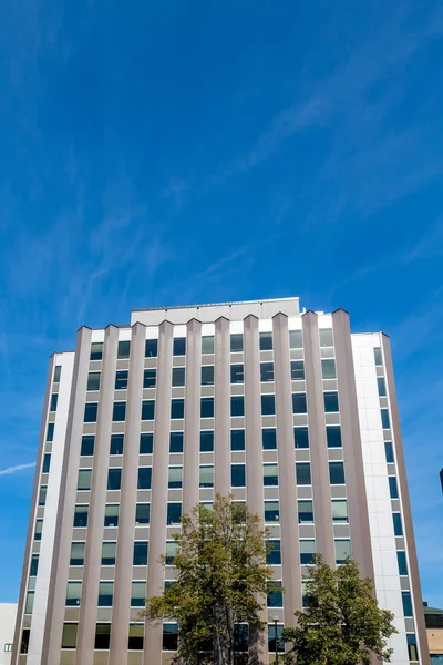 Graues Gebäude unter blauem Himmel — Stockfoto