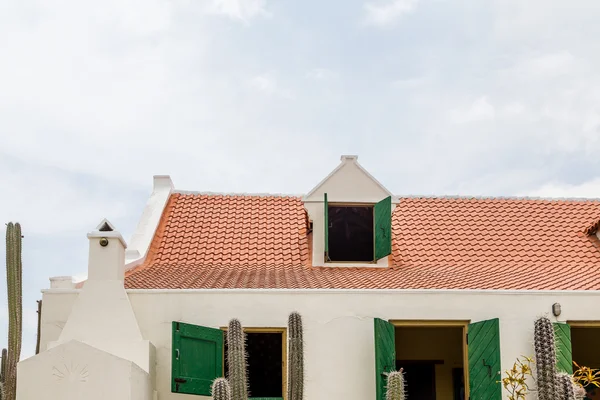 Telhado de telha vermelha e persianas verdes em gesso branco — Fotografia de Stock