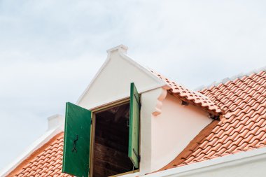 Yeşil Panjur ve kırmızı kiremit