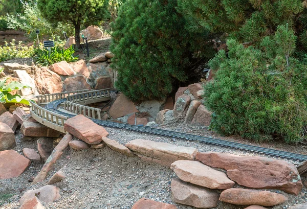 Model Train Tracks Through Outdoor Garden — Stock Photo, Image