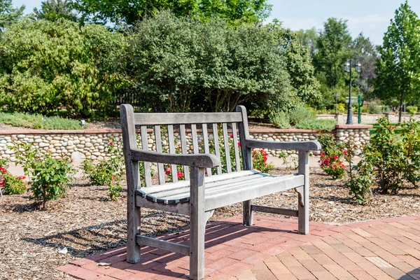 Banc en bois sur Brick Walkway dans le jardin — Photo