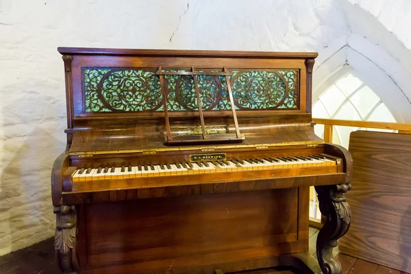 Starožitný klavír v kostele — Stock fotografie