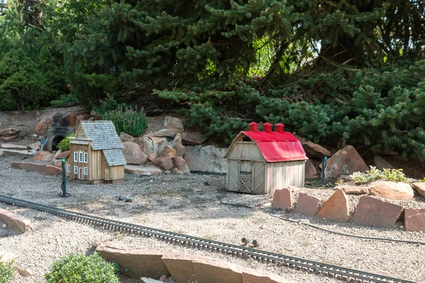 Casas modelo em conjunto de trem ao ar livre — Fotografia de Stock