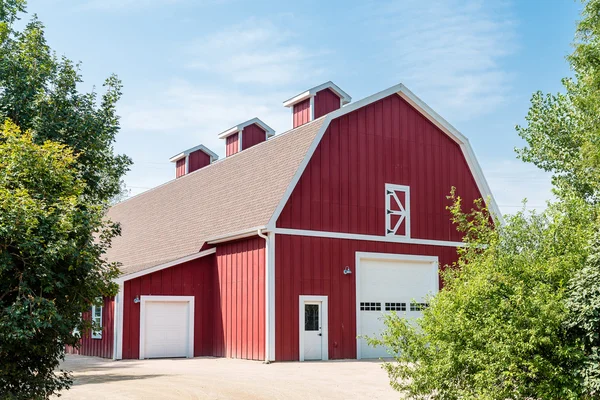 Tradisional Red Barn Under Blue Skies — Stok Foto