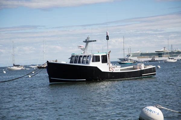 Zwart-wit vissersboot door cruiseschip — Stockfoto