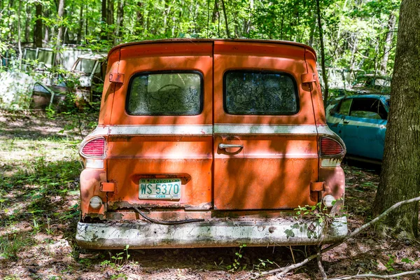 Arrière du vieux camion de panneau orange — Photo