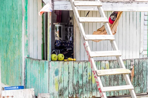 Vieille échelle contre stand de fruits abandonnés — Photo