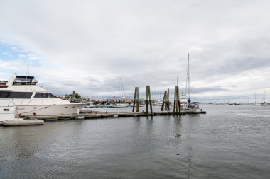 Beyaz ahşap gri gün rıhtımda gemilerde