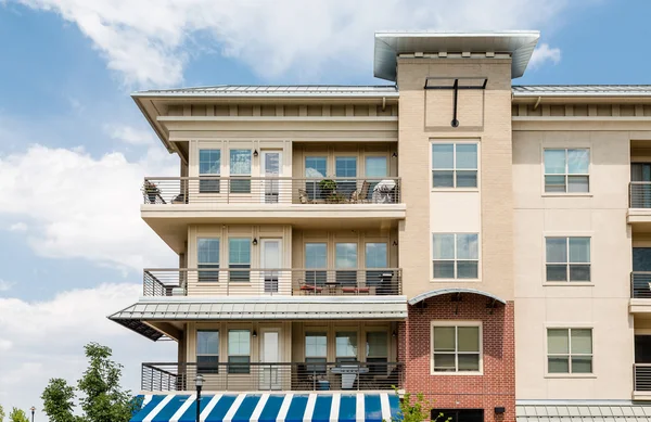 Tre storia condominio su blu e bianco tenda — Foto Stock