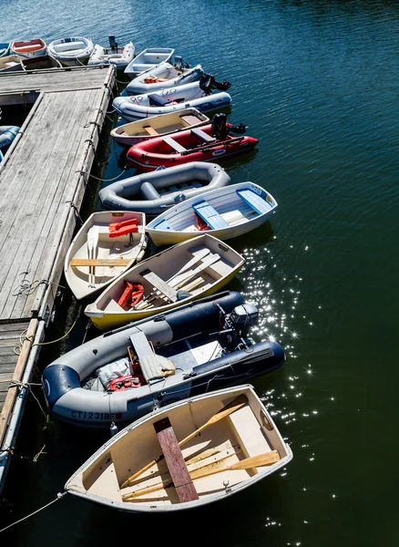 Piccole barche da pesca e zattere — Foto Stock