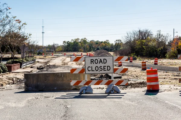 Barreras en la construcción de nuevas carreteras — Foto de Stock