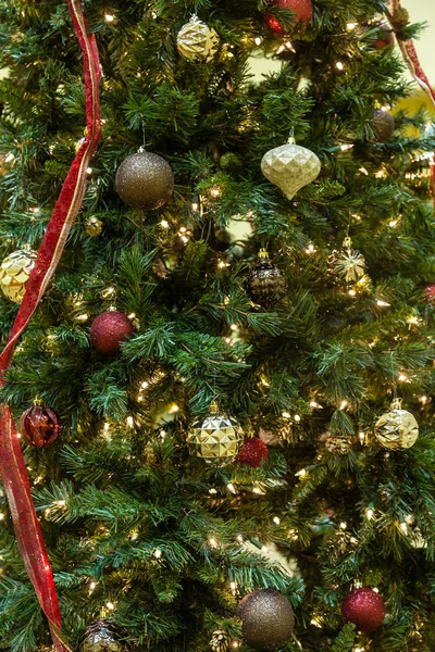 Rood lint op versierde kerstboom — Stockfoto