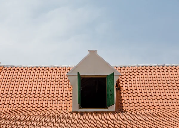 Posuvné dveře v červenou taškovou střechou — Stock fotografie