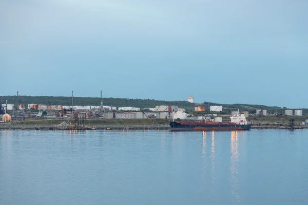 Petrolero por tanques en la costa al anochecer — Foto de Stock