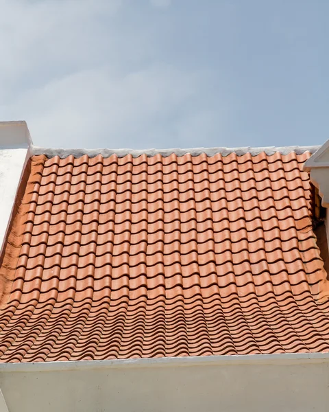 Nieuwe dakpannen op oude witte gips — Stockfoto