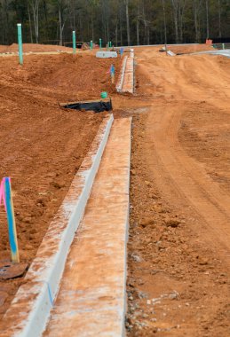 Yeni beton kaldırım kenarı konut inşaatı