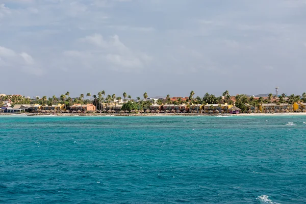 Eigentumswohnungen an der Küste und Resorts unter Palmen — Stockfoto