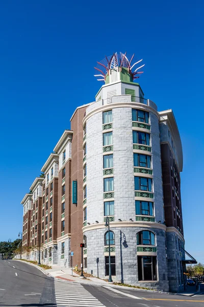 Hotel de tijolo e pedra moderno — Fotografia de Stock