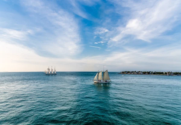 Navegando lejos en azul — Foto de Stock