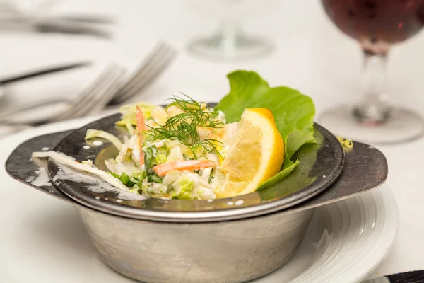 Salada de frutos do mar com pílula e limão — Fotografia de Stock